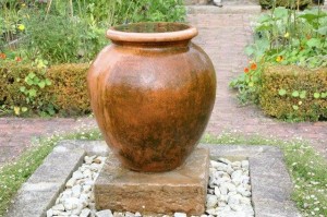 An urn feature